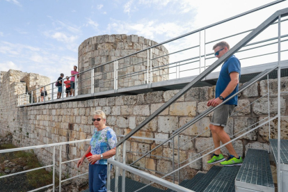 Varios turistas visitan la fortaleza de Burgos durante el pasado verano. TOMÁS ALONSO