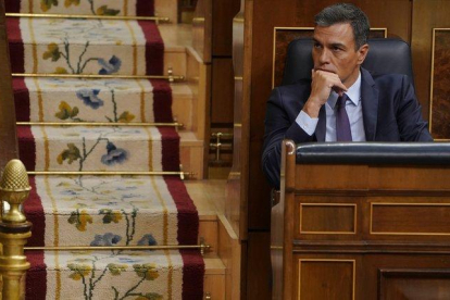 Pedro Sánchez, en su escaño en el Congreso.-JOSÉ LUIS ROCA