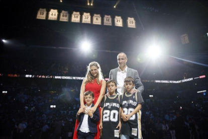 Manu Ginóbili, junto a su familia posa con su camiseta colgada en el AT&T Center-USA TODAY SPORTS