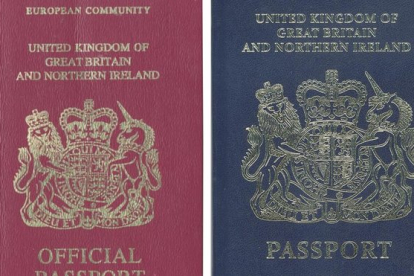 A la izquierda el pasaporte del Reino Unido con la mención Unión Europea arriba. En la derecha el documento antiguo, de color azul, que los británicos recuperarán en el 2022.-AFP