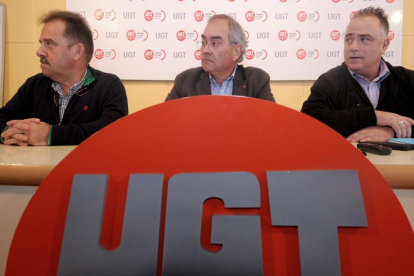 Miguel Ángel Gutiérrez, Evelio Angulo y Ramiro Marijuán en la rueda de prensa que dio ayer el sindicato. I-ISRAEL L. MURILLO