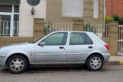 Un Ford Fiesta de más de 20 años aparcado en una calle de Burgos. L. G. L.