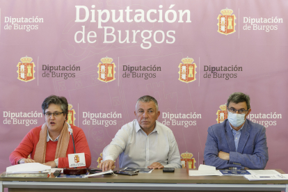 Elena Somavilla, vicegerencia técnica de Adeco camino, Óscar Pérez, presidente, y Ángel Manso, gerente. SANTI OTERO