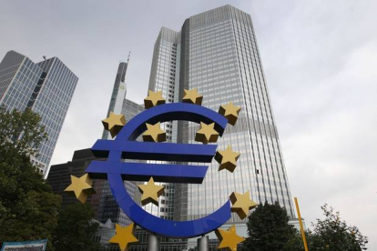 El logotipo del euro ante la sede del BCE en Fráncfort-