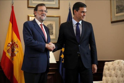 Mariano Rajoy y Pedro Sánchez se saludan antes del inicio de la reunión en el Congreso, el 2 de agosto.-JOSÉ LUIS ROCA