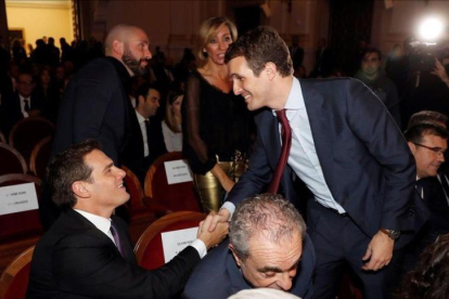 El líder del PP, Pablo Casado, saludando en un acto reciente en Madrid a su homólogo en Ciudadanos, Albert Rivera.-EFE