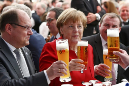 La cancillera brinda con cerveza junto al ministro de Agricultura alemán en Ingolstadt.-EFE / MICHAELA REHLE
