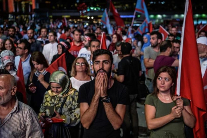 Seguidores de Erdogan en la plaza Taksim de Estambul.-AFP / OZAN KOSE