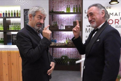 El presentador de 'First dates', Carlos Sobera, y el imitador del actor Robert de Niro en el 'Menú especial'.-MEDIASET