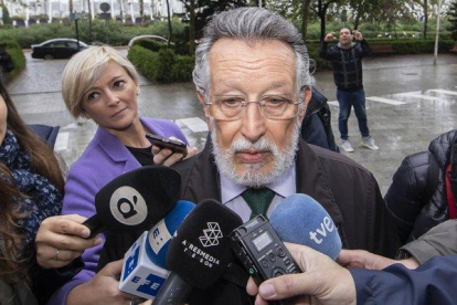 Alfonso Grau atiende a los periodistas antes de comenzar una de las sesiones del juicio.-MIGUEL LORENZO
