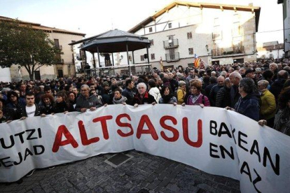 Cabecera de la manifestación de rechazo que, este sábado, acabó en la plaza de los Fueros de Alsasua, convocada contra el acto de la plataforma España Ciudadana, vinculada a Ciudadanos.-VILLAR LÓPEZ