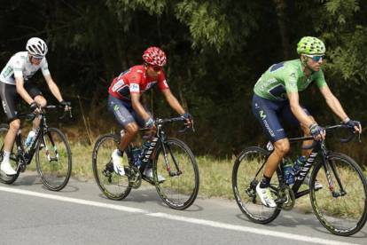 Quintana (centro), seguido de Froome, en la etapa con final en el Aubisque.-EFE / JAVIER LIZÓN