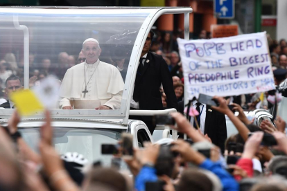 Paseo del Papa Francisco por las calles de Dublín en su papamóvil.-BEN STANSALL / AFP