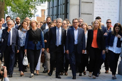 Francesc Homs llega a declarar ante el TS aropado por Artur Mas, el pasado 19 de septiembre.-JUAN MANUEL PRATS