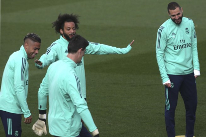 <em>Marcelo (2i) gesticula ante sus compañeros en el entrenamiento de este martes del Madrid.