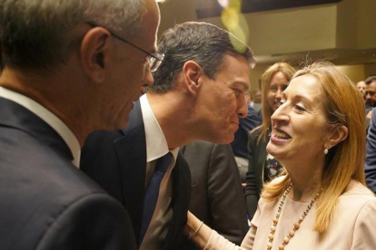 Pedro Sánchez saluda a Ana Pastor, el pasado 4 de junio en Madrid-JOSE LUIS ROCA