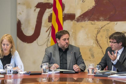 Neus Munté, Oriol Junqueras y Carles Puigdemont, en una reunión del Consejo Ejecutivo.-FERRAN SENDRA