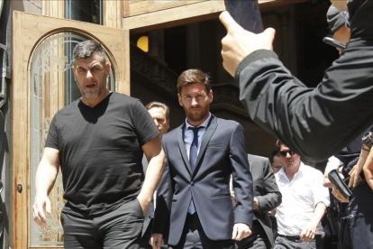 Messi, junto a su padre, a la salida de la Audiencia Provincial de Barcelona-ALBERT BERTRAN