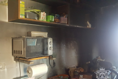 Los Bomberos sofocan un incendio en una vivienda en Luis Alberdi. BOMBEROS DE BURGOS
