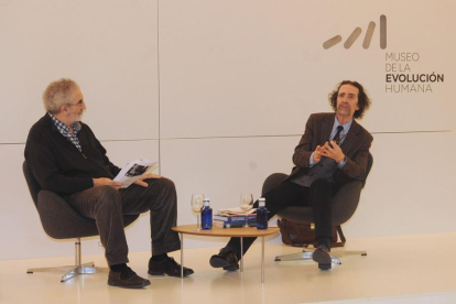 Luis Díaz Viana (d.) charló con Ernesto Escapa en la primera sesión del ciclo ‘Los mejores de los nuestros’.-Israel L. Murillo