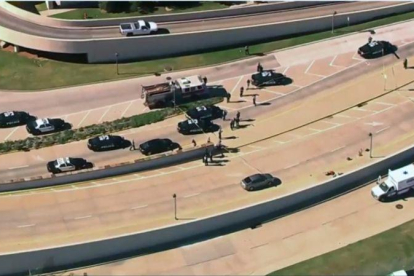 Policía en las inmediaciones del aeropuerto de Oklahoma donde se ha producido el tiroteo.-