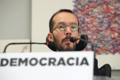 El secretario de organización de Podemos Pablo Echenique durante la rueda de prensa que ofreció tras la reunión del Consejo de Coordinacion de Podemos.-/ ZIPI (EFE)