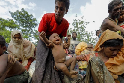 Refugiados roginyás llegan el pasado 5 de septiembre a un campo de refugiados cerca de la frontera con Bangladés.-AFP