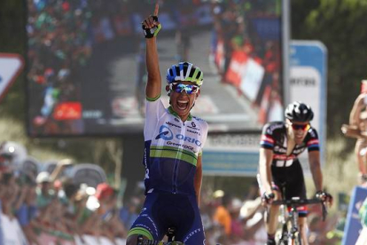 El ciclista colombiano Esteban Chaves, 'Chavito', celabra su triunfo en la segunda etapa de la Vuelta a su paso por la meta en Caminito del Rey.-Foto: AFP / JOSÉ JORDÁN