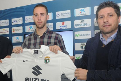 De izquierda a derecha, José Luis García, Odei Onaindia y Nacho Fernández tras la presentación del futbolista vizcaíno.-ISRAEL L. MURILLO