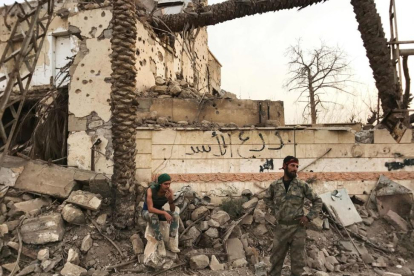 Militares del Ejército sirio enfrente de un edificio destrozado en un distrito de Deir Ezzor. Imagen del 5 de noviembre de 2015-AFP / STRINGER