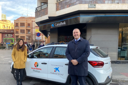 El director de área de negocio de CaixaBank en Aranda, José Ángel Torres, posa junto a la directora de Salud Mental Aranda, Eva Fernández.