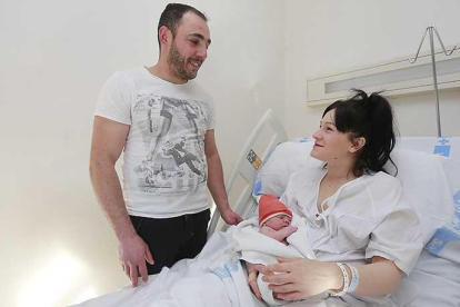 Óscar Soncillo y Ainara Fasano charlan tras el nacimiento de su pequeña Valentina que duerme en los brazos de su madre.-RAÚL G. OCHOA