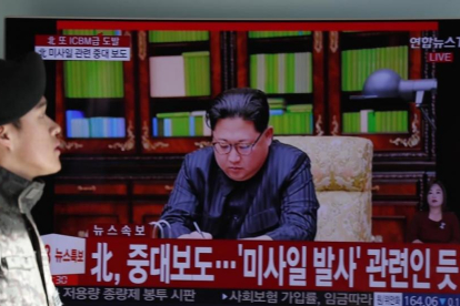 Surcoreanos ven un reportaje televisivo en vivo que muestra el anuncio especial de Corea del Norte de que ha probado con Éxito un misil balistico intercontinental.-/ EFE / KIM HEE-CHUL