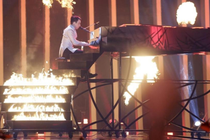El representante de Ucrania, Melovin, durante su espectacular actuación en la segunda semifinal de Eurovisión, en Lisboa.-/ ARMANDO FRANCA