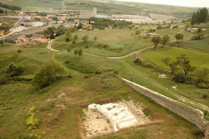 Vista aérea del yacimiento con Pancorbo al fondo.-G.GONZÁLEZ