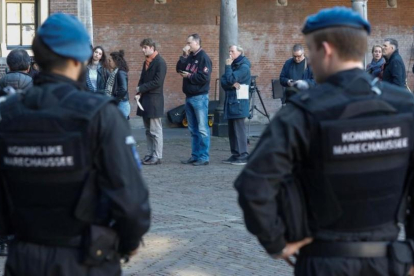 Dos policías en La Haya.-/ YVES HERMAN / REUTERS