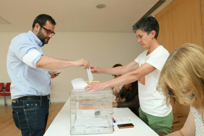 El secretario federal de Cultura y de Movimientos Sociales del PSOE, Iban García del Blanco, deposita su voto en Cortiguera (León)-ICAL