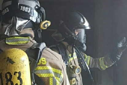 Dos bomberos intervienen en el incendio del piso de plaza vega. BOMBEROS DE BURGOS