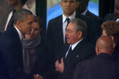 Momento en que Barack Obama le estrecha la mano a Raúl Castro, justo antes de que el presidente de EEUU de un discurso en una imagen de archivo.-Foto: AP / ZAF SOWETO