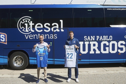 Rabaseda posa delante del autobús del CB Miraflores junto a David Gómez (Itesal). B. B. HOJAS / SPB