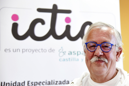 Andrés Blanco sonríe a cámara en las instalaciones de Aspaym. SANTI OTERO