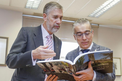 Pérez Mateos y Sáiz observan el libro conmemorativo que recoge los 25 años de actividad de la institución.-SANTI OTERO