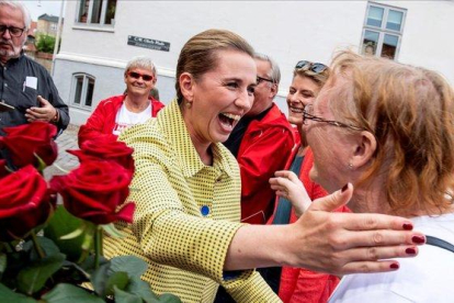 La líder socialdemocrata Mette Frederiksen antes de acudir a votar este miercoles  en Alborg.-EFE / RENE SCHUTZE