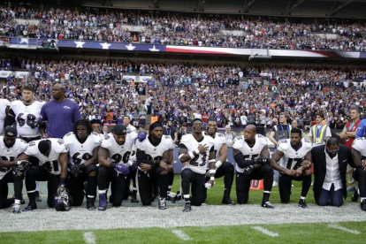 Los jugadores de los Baltimore Ravens, arrodillados antes de un partido contra los Jacksonville Jaguars.-AP / MATT DUNHAM