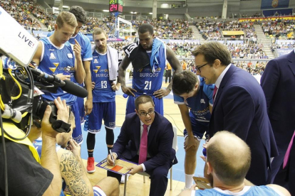 Epi se dirige a sus jugadores durante un tiempo muerto-SANTI OTERO