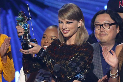 La cantante Taylor Swift recogiendo un premio.-AP