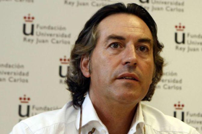 El periodista deportivo Pipi Estrada, en un curso de verano de prensa rosa en Aranjuez.-CHEMA TEJEDA