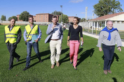 El alcalde, Javier Lacalle, y la responsable de Deportes, Lorena de la Fuente, giraron una visita al Sedano-Raúl G. Ochoa