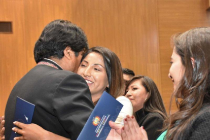 El mandatario presidió el juramento de 268 nuevos abogados en un acto en la sede del Gobierno boliviano en La Paz, entre los que estaba su hija Evaliz.-EFE