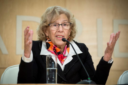 La alcaldesa de Madrid Manuela Carmena durante la rueda de prensa que ha ofrecido este lunes en el Palacio de Cibeles tras destituir a Carlos Sánchez.-LUCA PIERGIOVANNI (EFE)